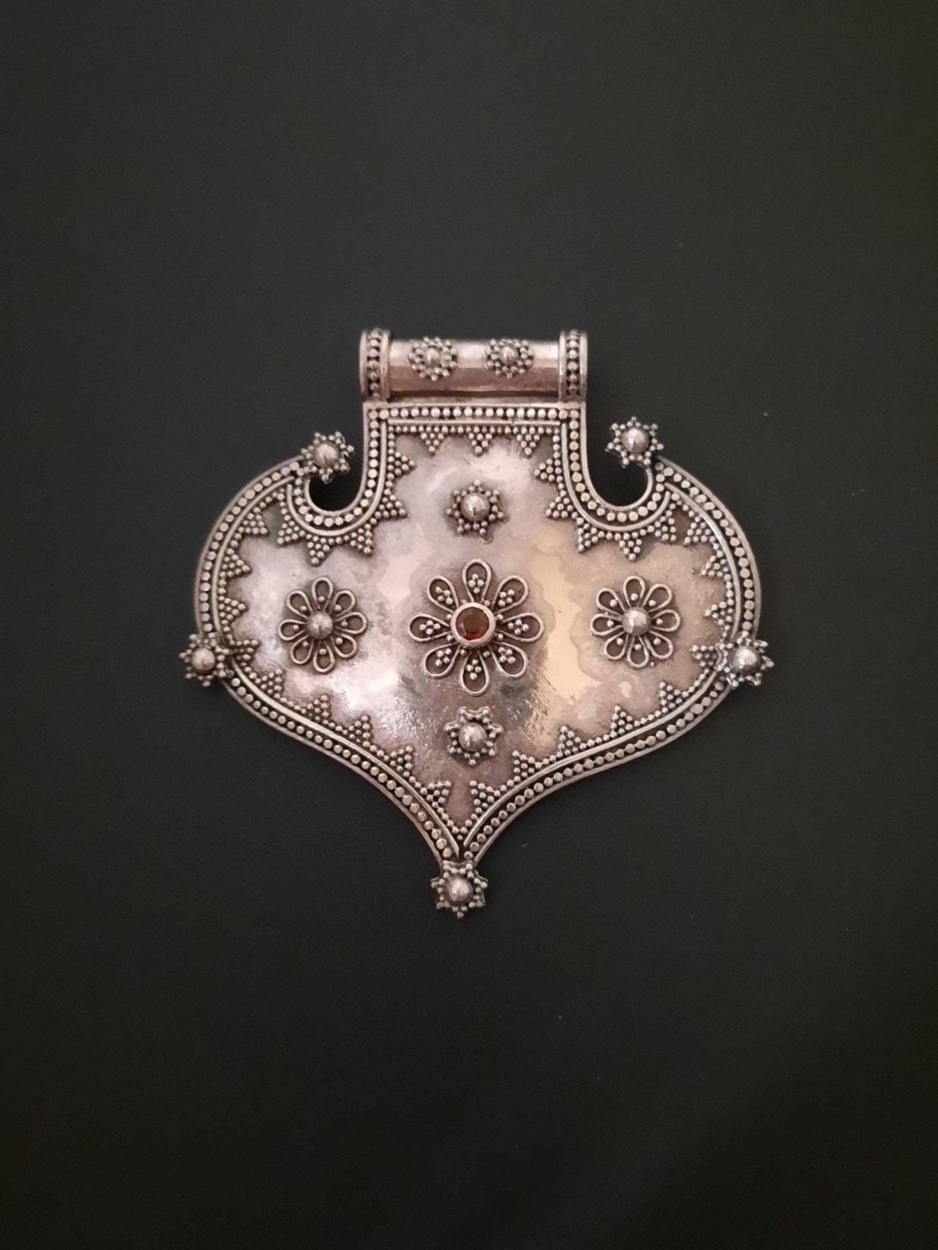 Anhänger Aus 925Er Sterlingsilber Mit Kleinem Facettierten Granat, Hergestellt in Indonesien Anhänger Aus 925Er Sterlingsilber Mit Kleinem Facettierten Granat, Hergestellt in Indonesien von OLDARGENTO