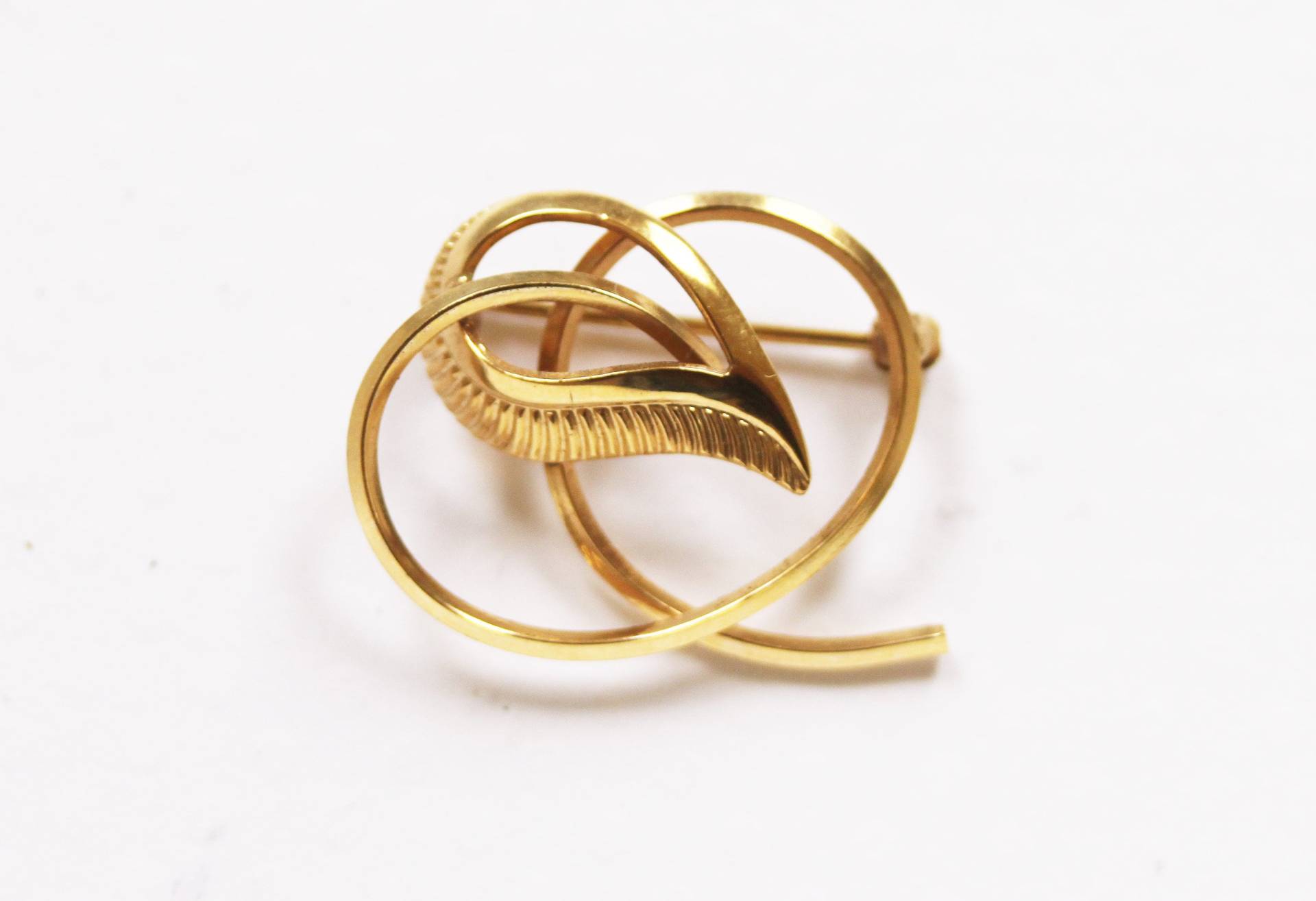 Vintage 14K Gold Filled Blatt Brosche - Mid Century Madmen Stil von OLDMOE