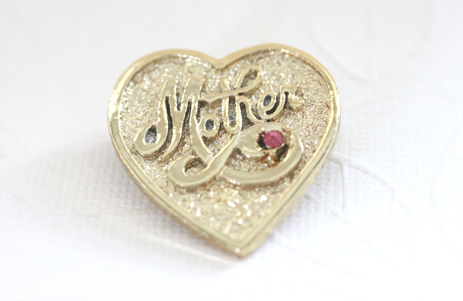 Vintage Herz Brosche Signierte Mid Century Mutternadel Mit Pinkem Kristall von OLDMOE