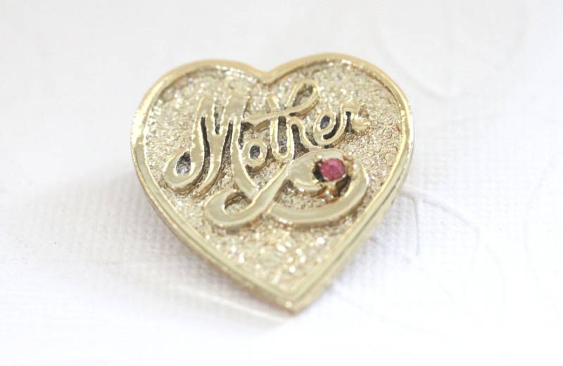 Vintage Herz Brosche Signierte Mid Century Mutternadel Mit Pinkem Kristall von OLDMOE