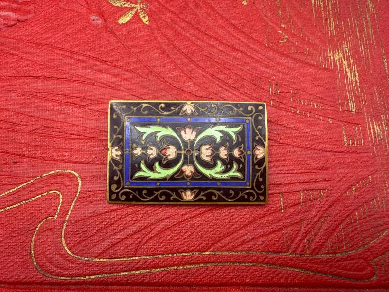 Antike Cloisonné-Emaille-Brosche in Kobaltblau, Schwarz Und Pink. Wunderschöne Brosche Für Damen Herren Antike Cloisonné-Emaille-Brosche in Kobaltblau, Schwarz Und Pink. Wunderschöne Brosche Für Damen Herren von OLGABRAVARD