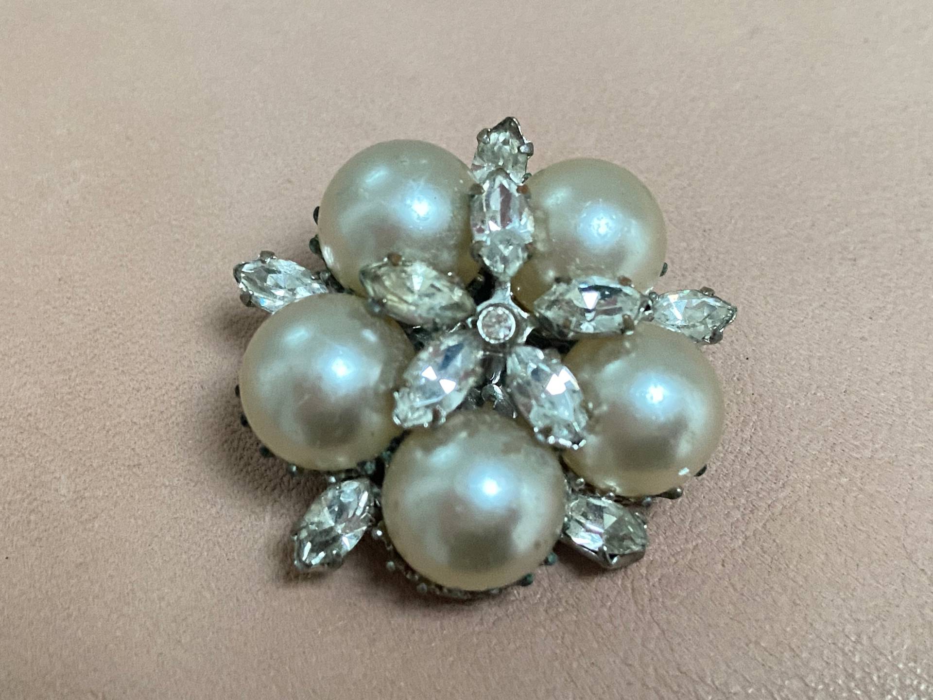 Vintage-Brosche Aus Silbernem Metall Mit Perlen Und Weißen Kristallen von OLGABRAVARD