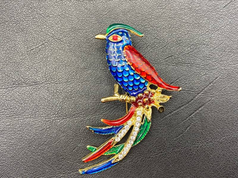 Vintage Emaillierte Vogelbrosche. Blaue Und Rote Emaille Mit Weißen Strasssteinen Goldenem Metall. Brosche Für Damen von OLGABRAVARD