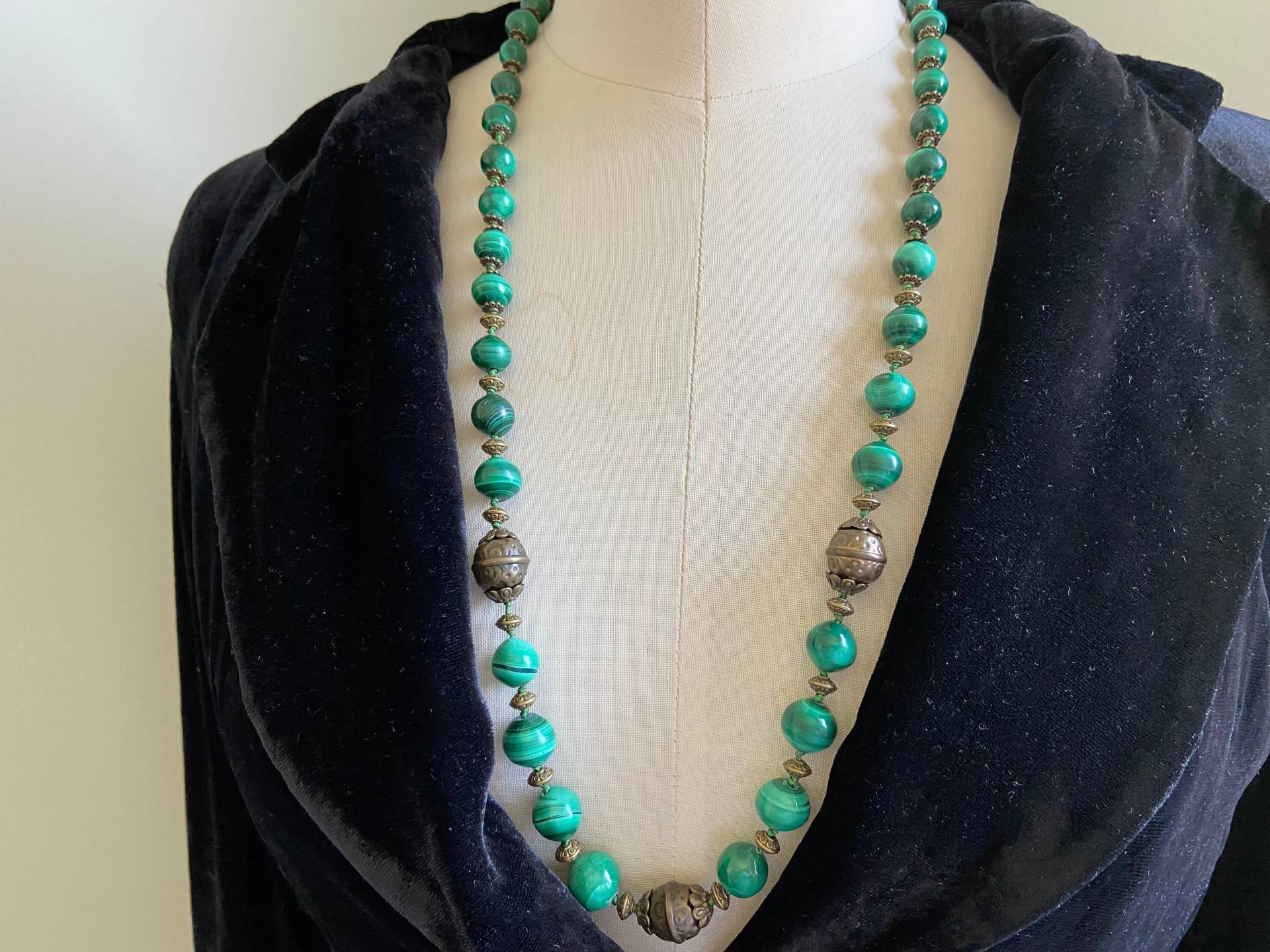 Vintage Malachit-Halskette. Runde, Abgestufte, Einzeln Geknotete Perlen von OLGABRAVARD