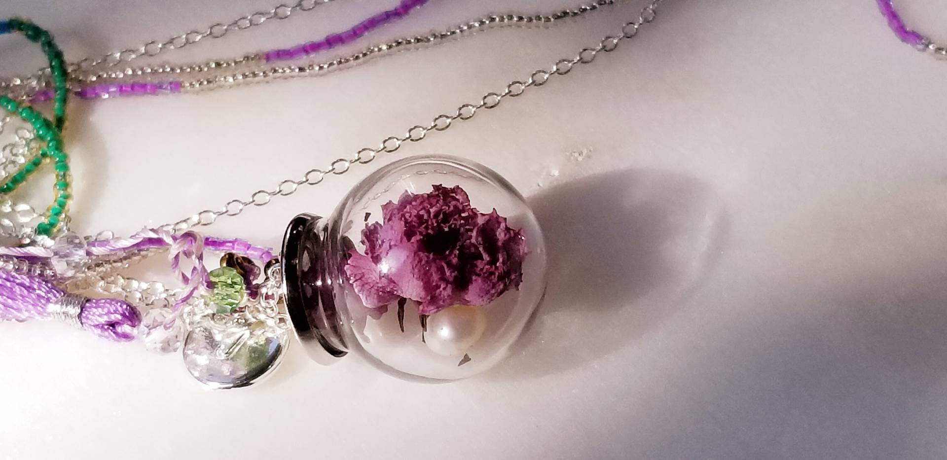 Echte Kirschblüte Dehydriertes Terrarium Mit Mutterperle, Mikroglasperlen Silberner Kettenkette Echte Kirschblüte Dehydriertes Terrarium Mit Mutterperle, Mikroglasperlen Silberner Kettenkette von OLIFECLASS