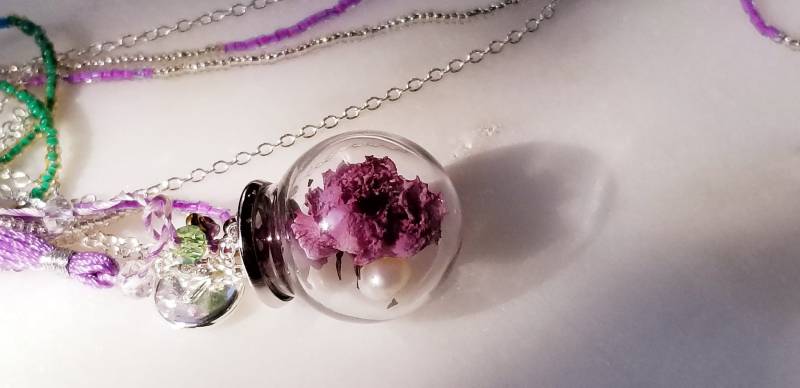 Echte Kirschblüte Dehydriertes Terrarium Mit Mutterperle, Mikroglasperlen Silberner Kettenkette Echte Kirschblüte Dehydriertes Terrarium Mit Mutterperle, Mikroglasperlen Silberner Kettenkette von OLIFECLASS