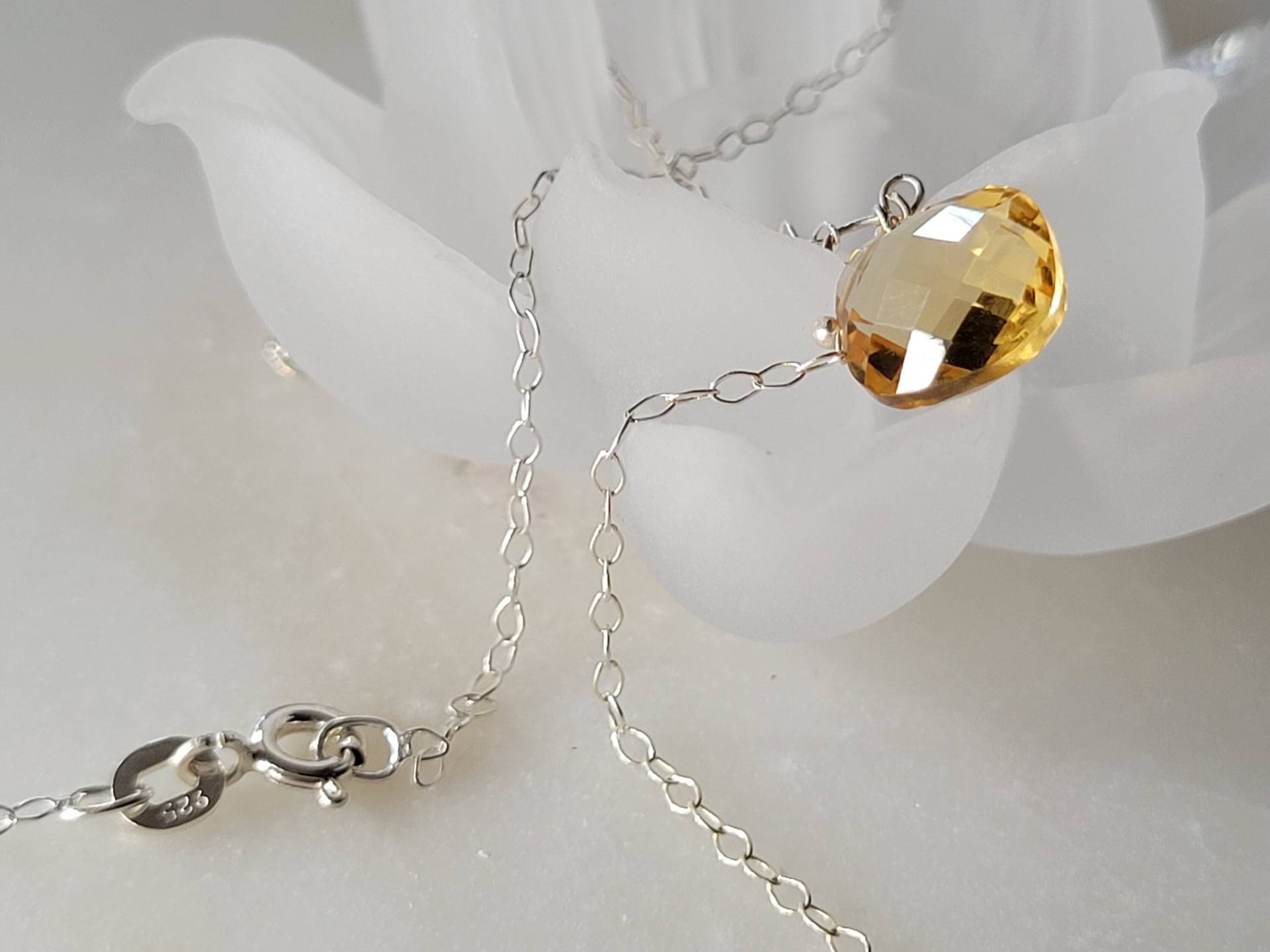 Natürlicher Top Qualität Goldener Citrin Mit 925 Sterling Silber Halskette Natürlicher Top Qualität Goldener Citrin Mit 925 Sterling Silber Halskette von OLIFECLASS