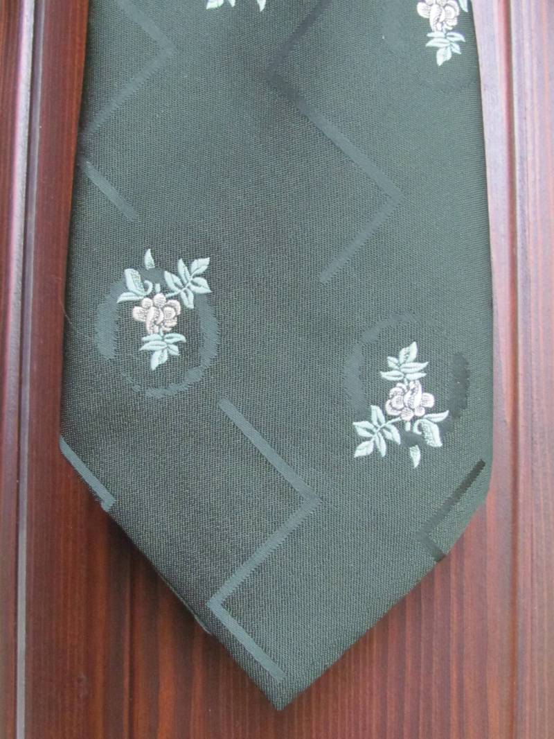 Vintage Krawatte; Retro Waldgrüne Polyester Damast Stoff Krawatte Mit Mint & Weißen Rosen; 60Er Jahre Florale von OLaLaVintage