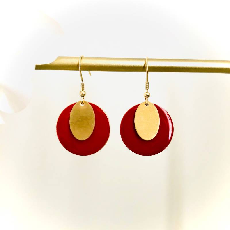 Runde Ohrringe Mit Schwarz Emaille Oder Rot Und Rohe Messing Anhänger in Ovaler Form von OLayaCreation