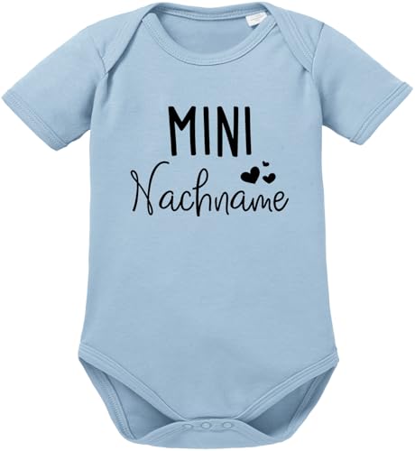 OM3® Babybody mit Namen personalisiert - Mini Me - Nachname Wunschname I - Kurzarm Baby Body - Bio-Baumwolle - Mädchen Junge - Baby Blau-SW - 74 von OM3