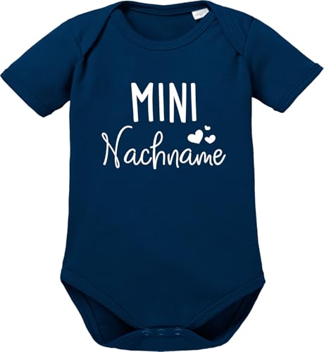OM3® Babybody mit Namen personalisiert - Mini Me - Nachname Wunschname I - Kurzarm Baby Body - Bio-Baumwolle - Mädchen Junge - Navy Blau-WS - 62 von OM3