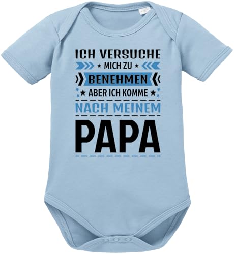 OM3® Babybody mit Spruch - ich versuche mich zu benehmen, aber ich komme nach meinem Papa - Kurzarm Baby Body - Bio-Baumwolle - Mädchen Junge - Baby Blau-SW - 74 von OM3