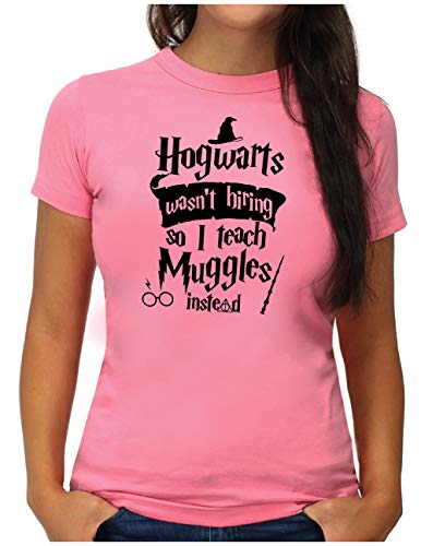 OM3® Hogwarts Wasn't Hiring so I Teach Muggles Instead T-Shirt - Damen - Fun Spruch Statement - XL, Pink von OM3