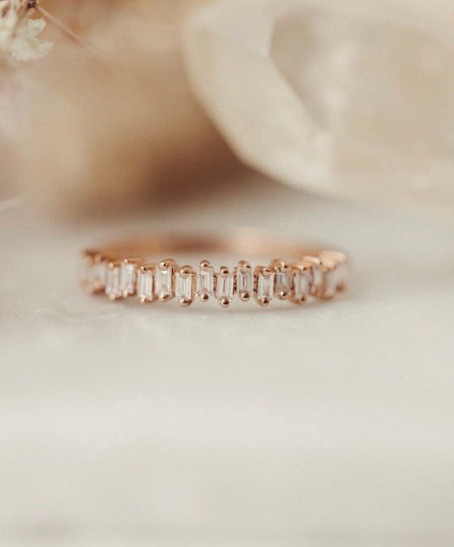 2.20 Ctw Smaragd Cut Moissanit Weeding Band 14K Gold Halb Eternity Stapelbarer Verlobungsring 2.20 Ctw Smaragd Cut Moissanit Weeding Band 14K Gold Halb Eternity Stapelbarer Verlobungsring von OMAKSHARJEWELS