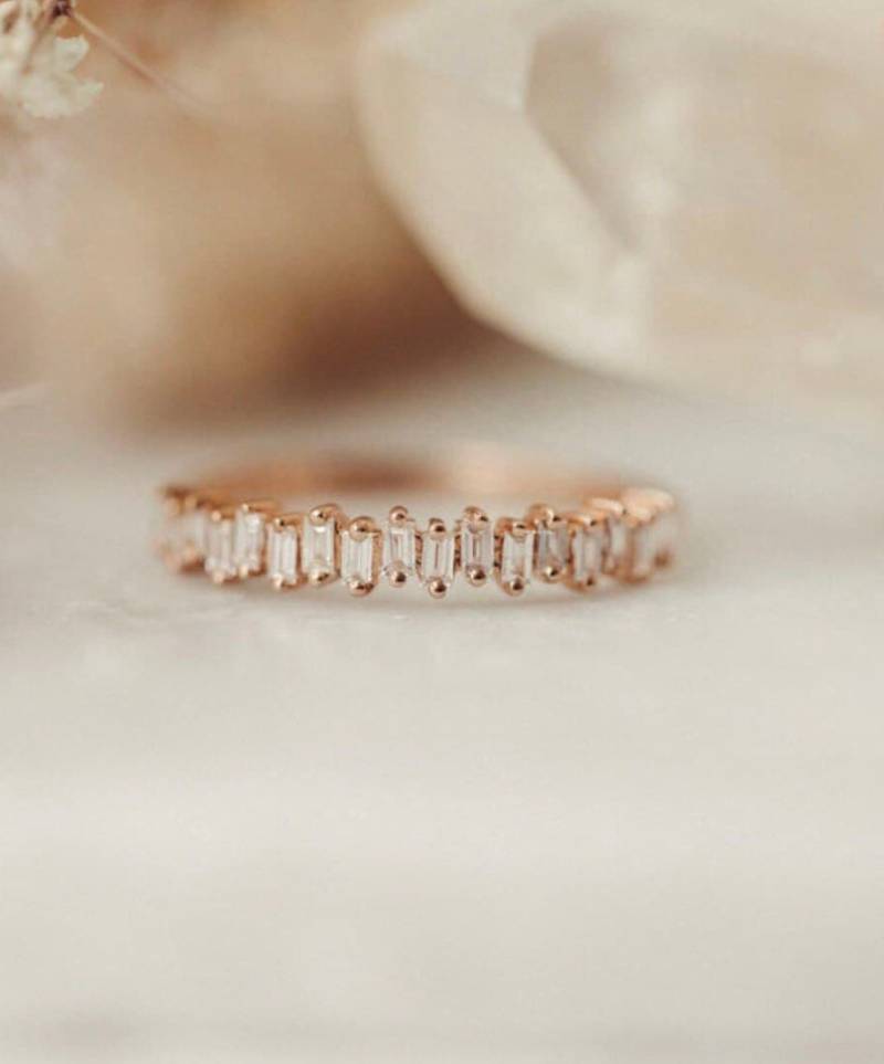 2.20 Ctw Smaragd Cut Moissanit Weeding Band 14K Gold Halb Eternity Stapelbarer Verlobungsring von OMAKSHARJEWELS