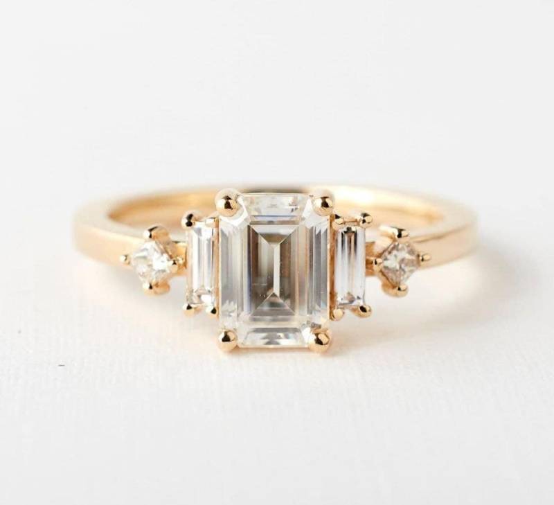2.5 Ct Mitte Smaragd Schliff Farblos Moissanit Verlobungsring Drei Stein Seiten Baguette Ring 14Kt Gold Ehering Versprechen Brautring von OMAKSHARJEWELS