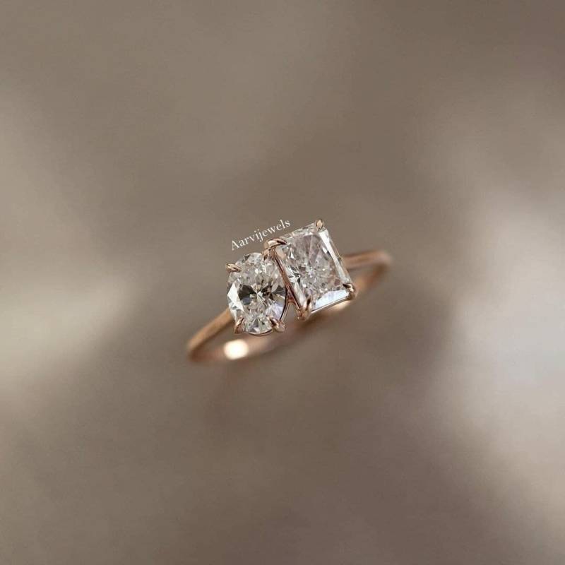 3.5 Ct Toi Et Moi Ring, Double Stone Verlobungsring Oval Cut Und Strahlend Schliff Moissanit Zwei Stein Ehering 14K Weiß Gelb Roségold von OMAKSHARJEWELS