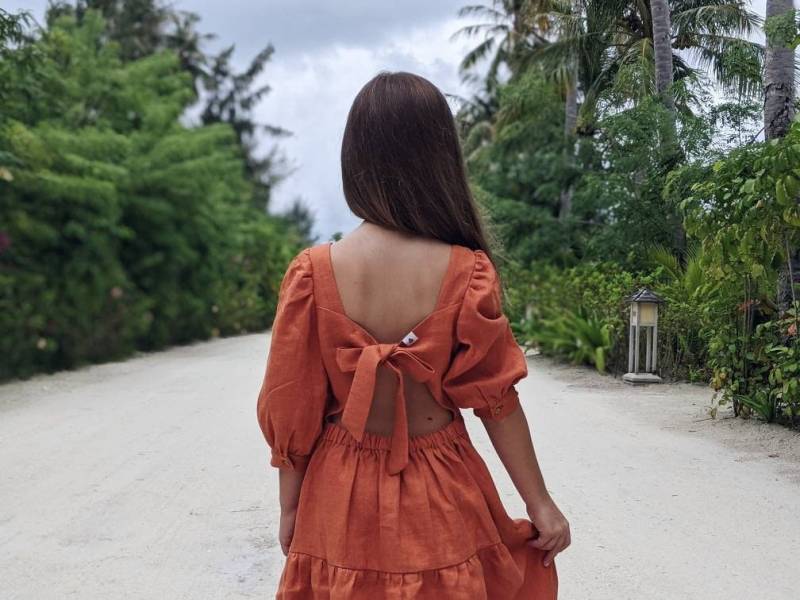 Leinenkleid Mit Schleife Hinten Ein Mädchen, Verschiedene Größen & Farben Abgestuft von OMOLOKO