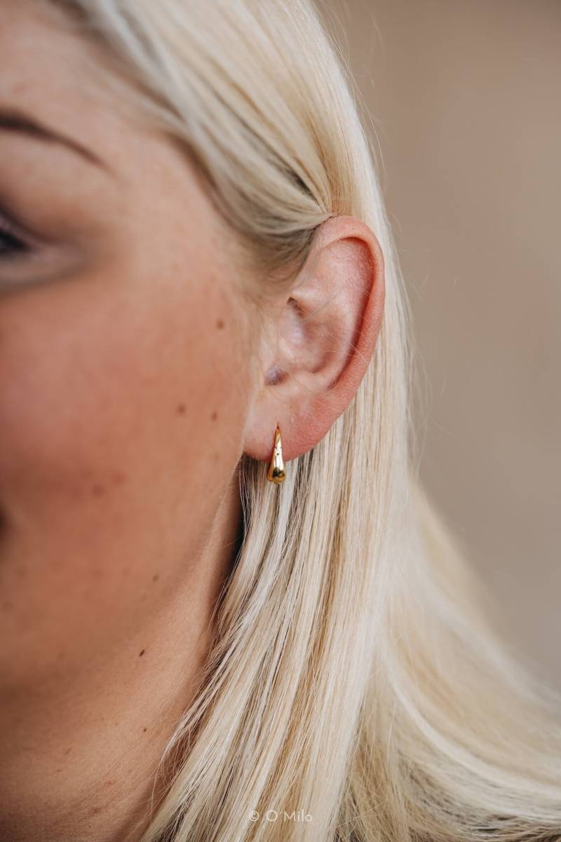 Große Tropfen Creolen 18K Gold Vermeil, Sterling Silber Huggies "Delia" von OMiloStudio