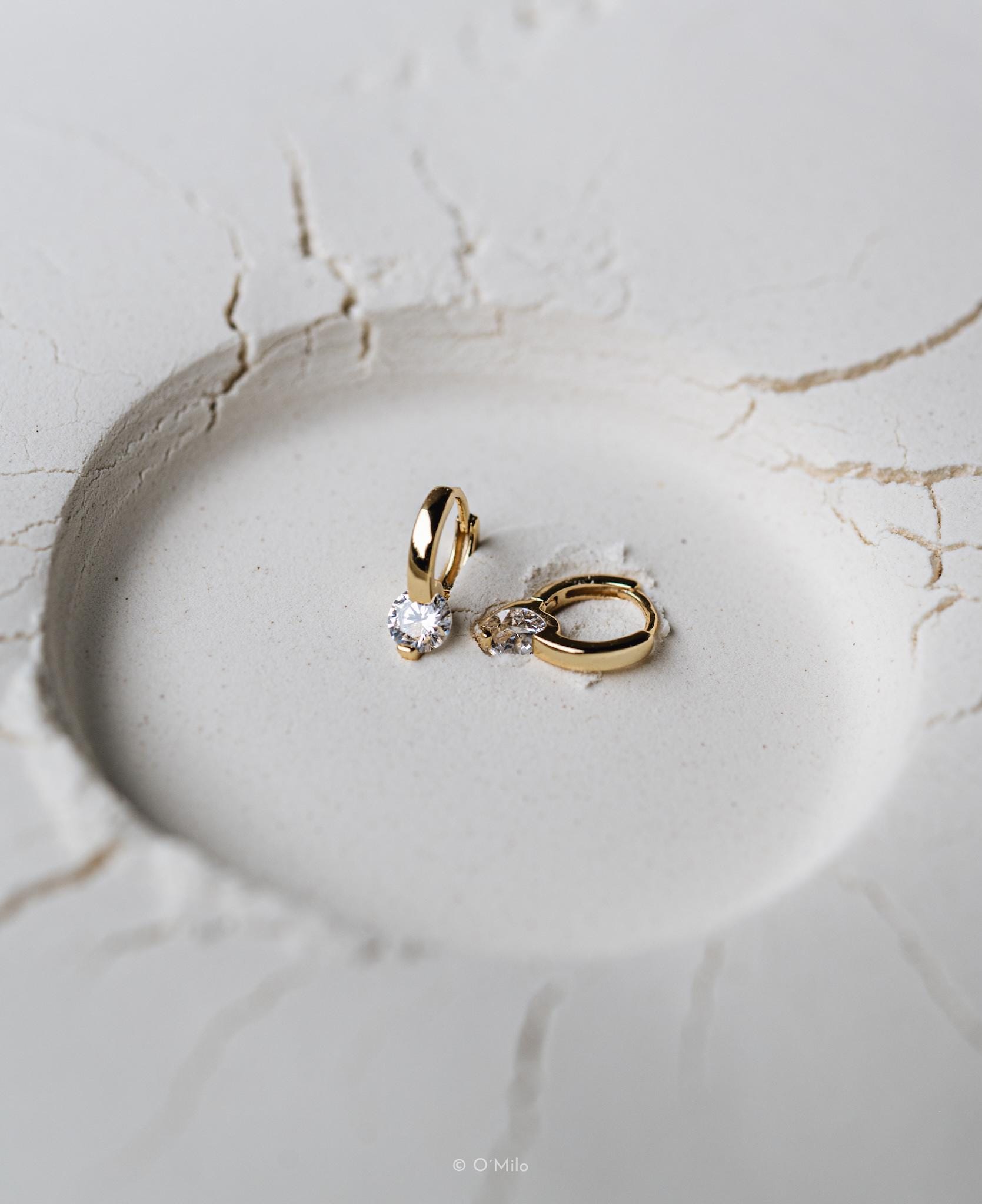 Diamant Huggie Creolen 18K Gold Vermeil 925 Sterling Silber Ohrringe Diamant Huggie Creolen 18K Gold Vermeil 925 Sterling Silber Ohrringe von OMiloStudio