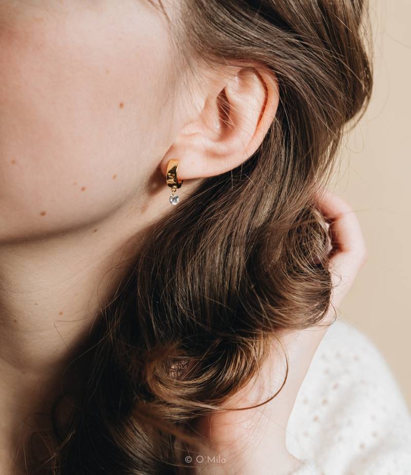 "Diamant Huggie Ohrringe 18K Gold Vermeil Sterling Silber Creolen "Ora" von OMiloStudio