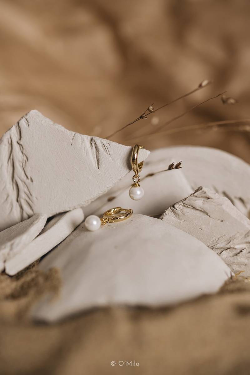 Perlen Creolen 18K Gold Vermeil Huggie Ohrhänger, Hochzeitsschmuck "Eve" von OMiloStudio