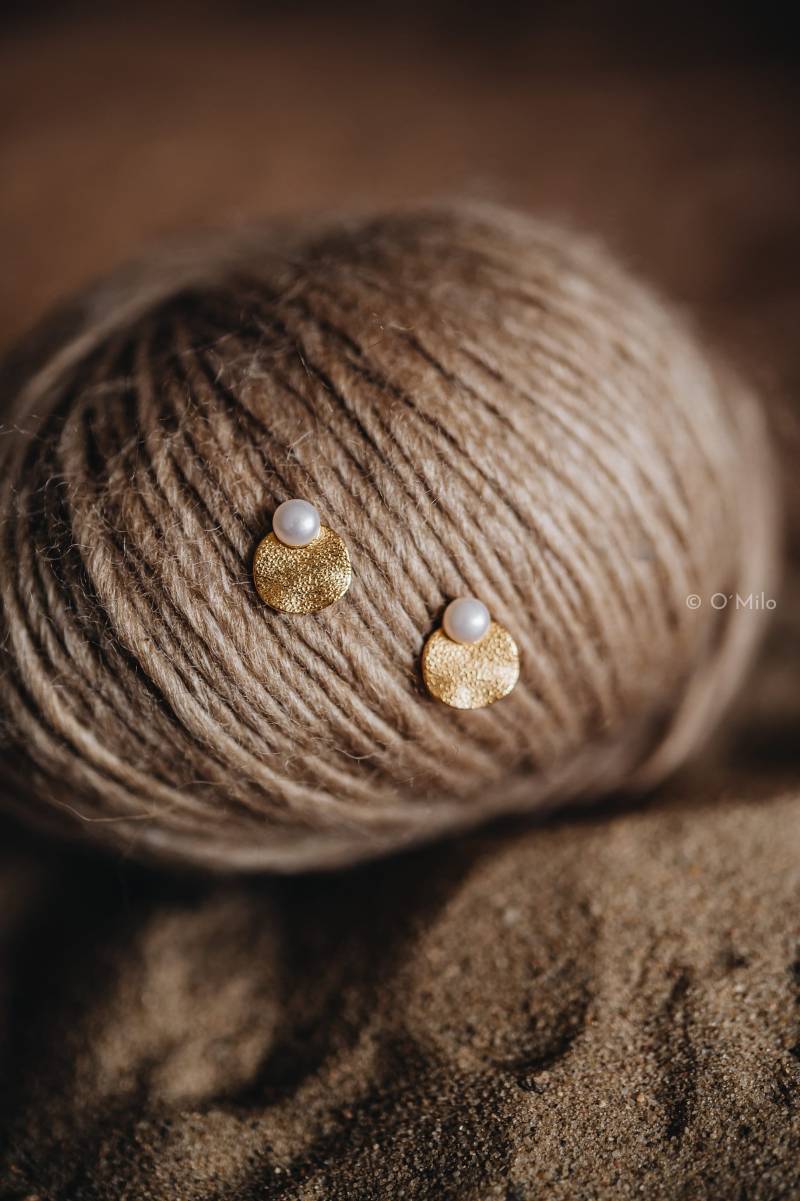 Zierliche Süsswasserperlen-Ohrstecker 750 Gold Vermeil, Sterling Silber "Mira" von OMiloStudio