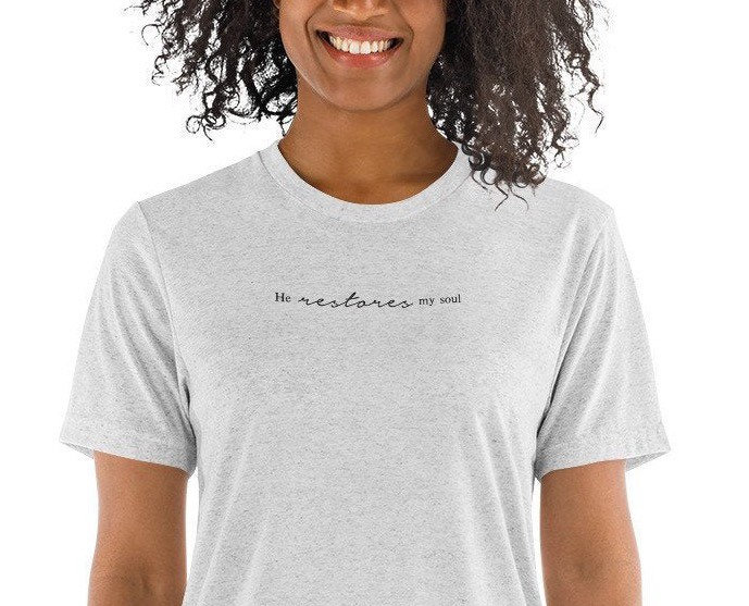 Psalm 23 T-Shirt Er Stellt Meine Seele Wieder Her, Christliches Tri-Blend-T-Shirt Psalm 23 T-Shirt Er Stellt Meine Seele Wieder Her, Christliches Tri-Blend-T-Shirt von OMySoulDesign