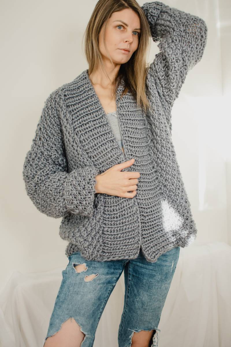 Anaise Grau Grobstrick Strickjacke Merinowolle Handarbeit Öko-Bewusst Anaise Grau Grobstrick Strickjacke Merinowolle Handarbeit Öko-Bewusst von ONAbyAgne