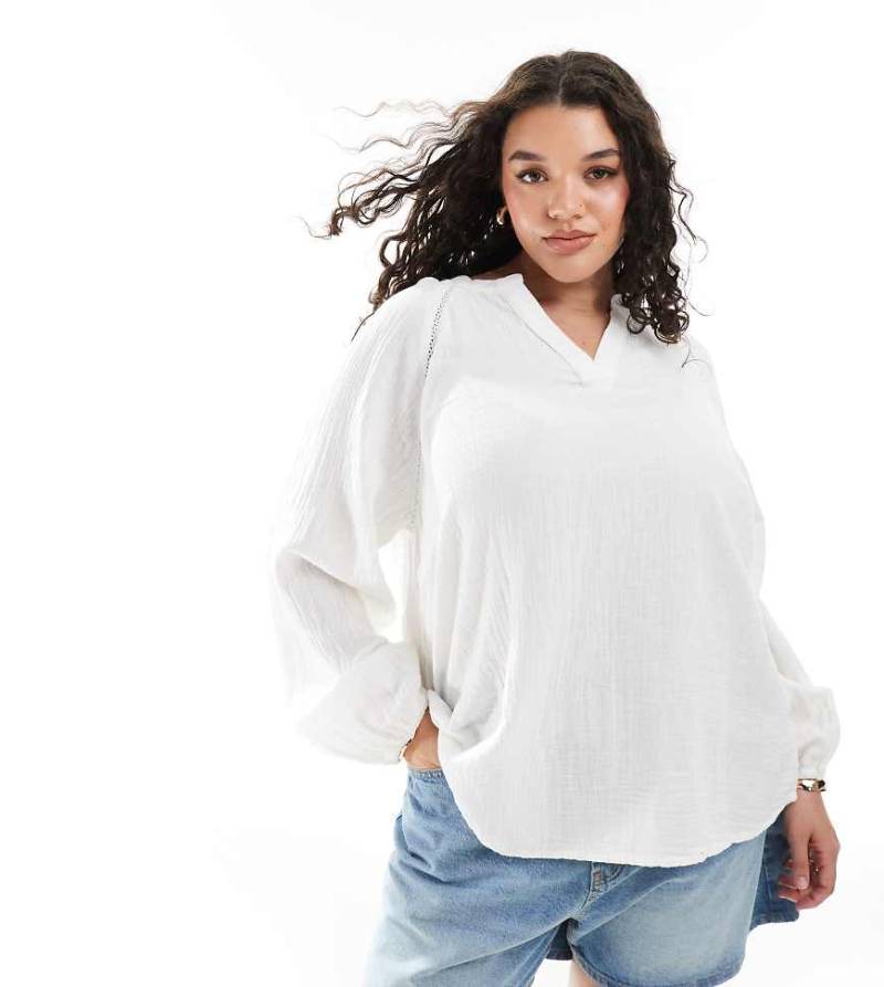 ONLY Curve - Bluse aus dünnem, weitmaschig gewebtem Baumwollstoff in Weiß mit V-Ausschnitt von ONLY Curve