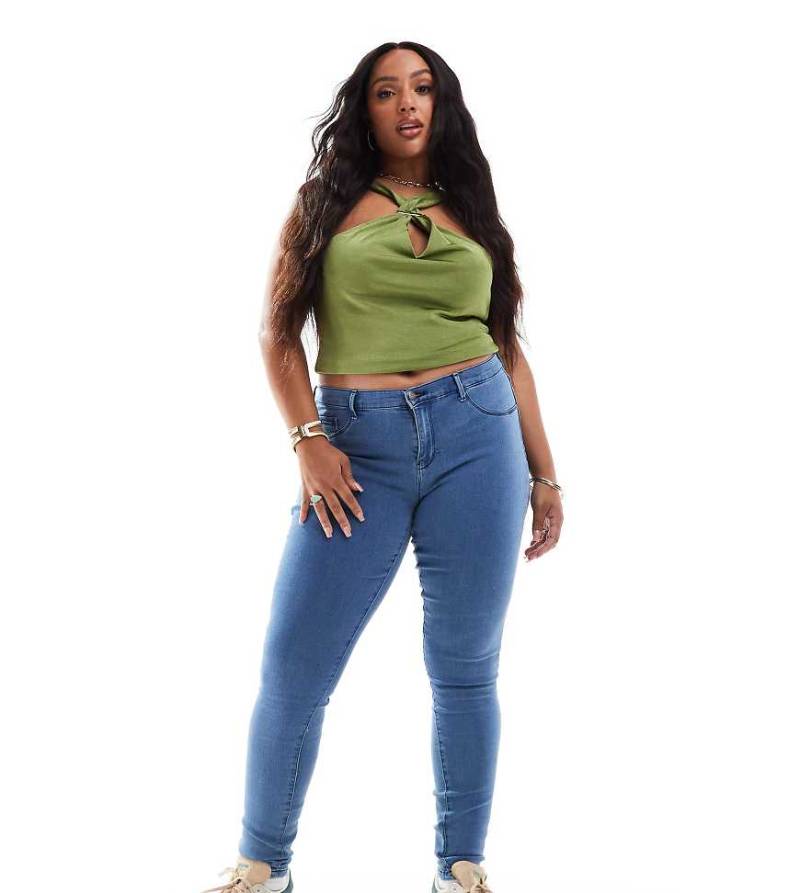 ONLY Curve - Enge Jeans in Mittelblau mit Push-up-Effekt von ONLY Curve