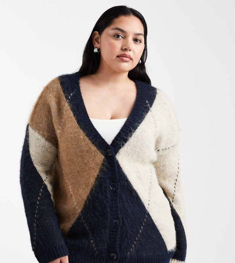 ONLY Curve - Flauschige Oversize-Strickjacke in Marineblau mit Argyle-Muster von ONLY Curve