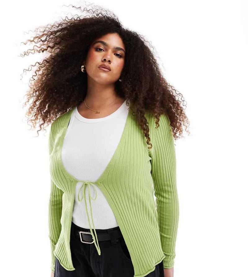 ONLY Curve - Gerippte Strickjacke in Grün mit gebundener Vorderseite von ONLY Curve