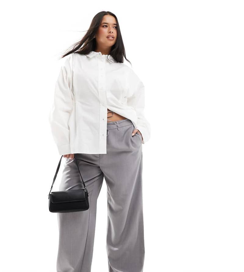 ONLY Curve - Hose in Hellgrau mit weitem Bein und Bindegürtel von ONLY Curve