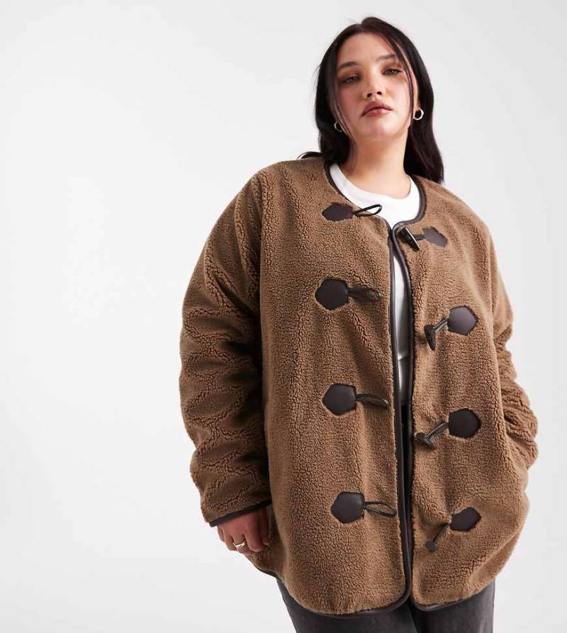 ONLY Curve - Dufflecoat aus Teddyfell in Braun-Brown von ONLY Curve