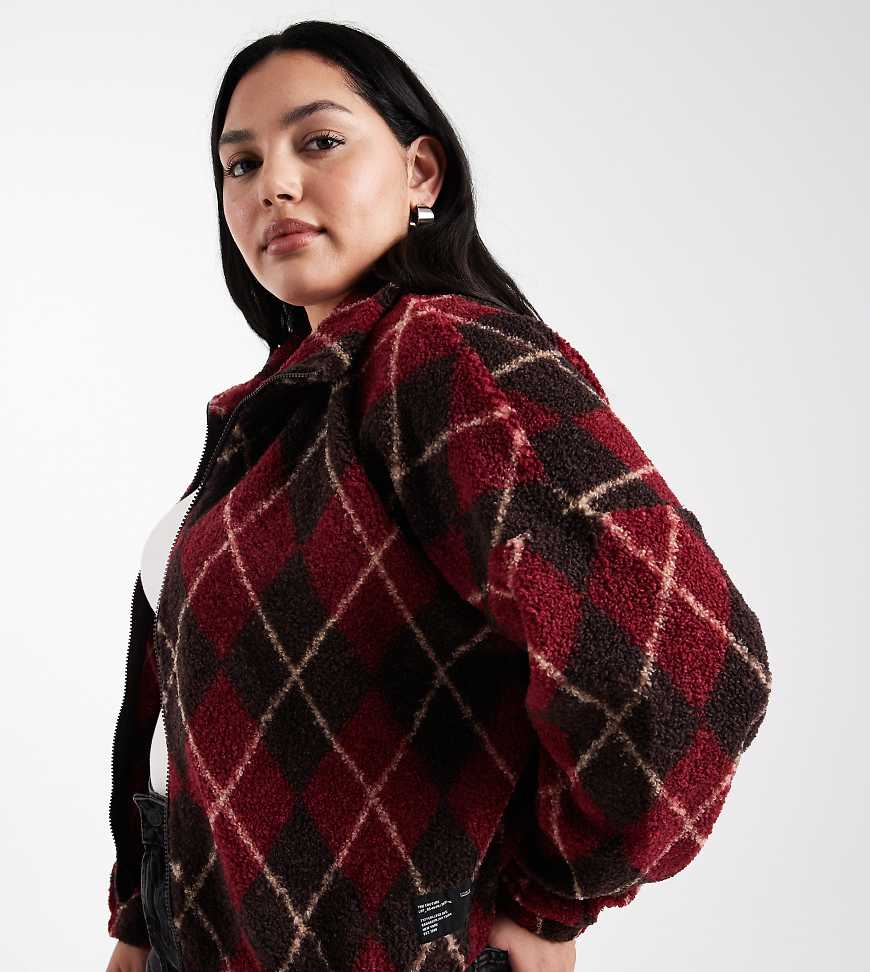 ONLY Curve - Jacke aus Teddyfleece in Burgunderrot mit Karomuster und Reißverschluss von ONLY Curve