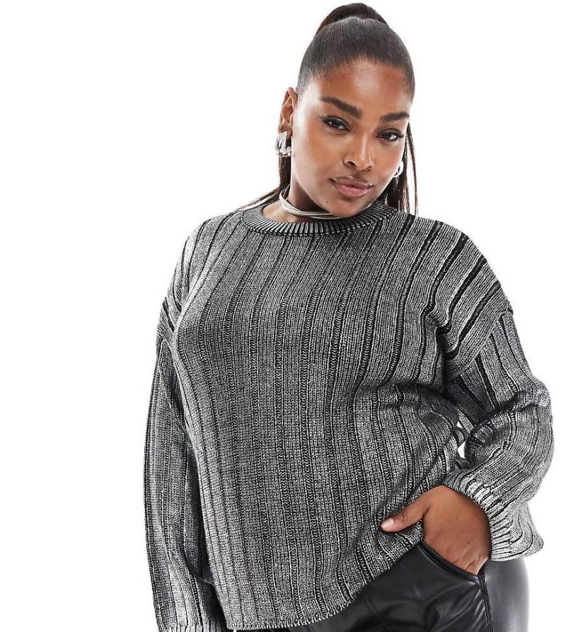 ONLY Curve - Kurz geschnittener Strickpullover in Metallic-Silber mit Zopfmuster von ONLY Curve