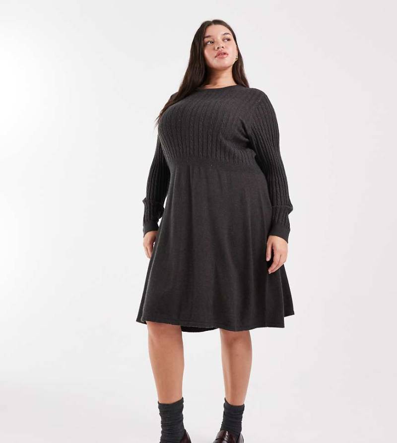 Only Curve - Strickkleid in Dunkelgrau mit Zopfmuster von ONLY Curve