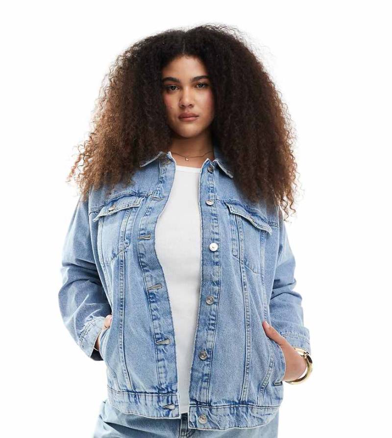 ONLY Curve - Oversize-Jeansjacke in hellblauer Waschung von ONLY Curve