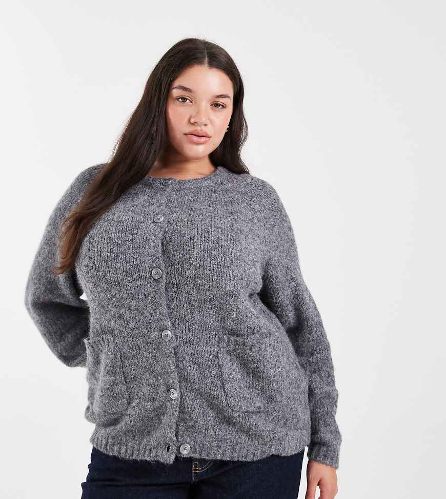 ONLY Curve - Strickjacke in Grau mit O-Ausschnitt und Taschendetail von ONLY Curve