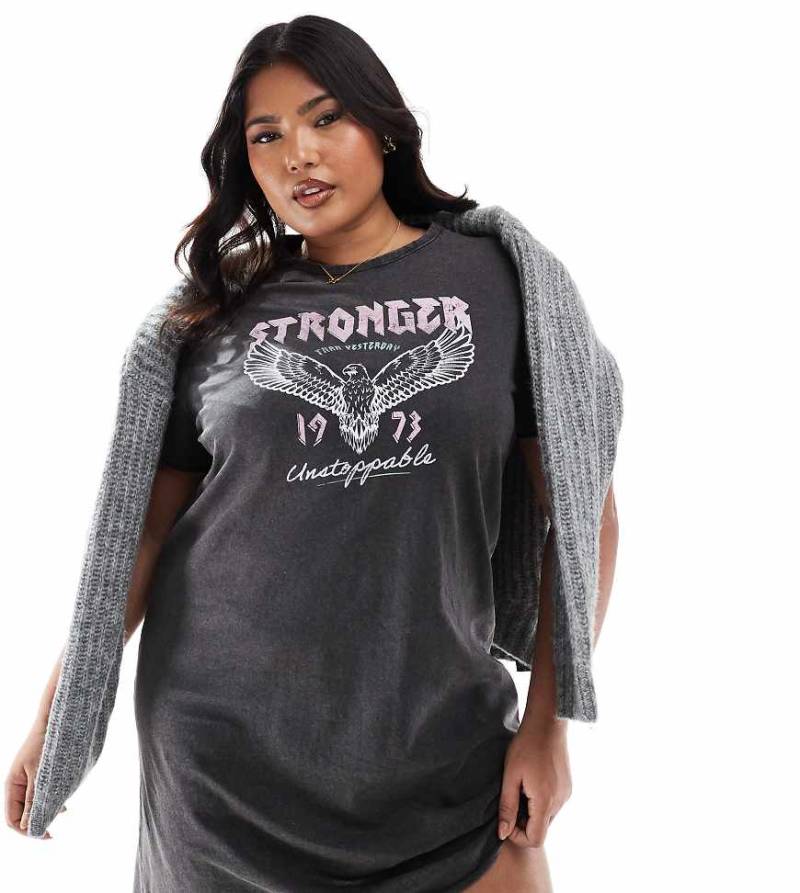 ONLY Curve - Stronger - T-Shirt-Kleid in Schwarz mit Print von ONLY Curve