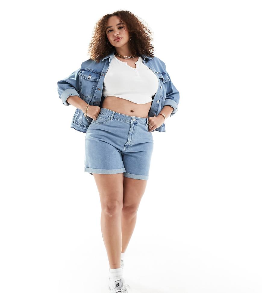 ONLY Curve - Vega - Jeans-Shorts in Hellblau mit Rollsaum von ONLY Curve
