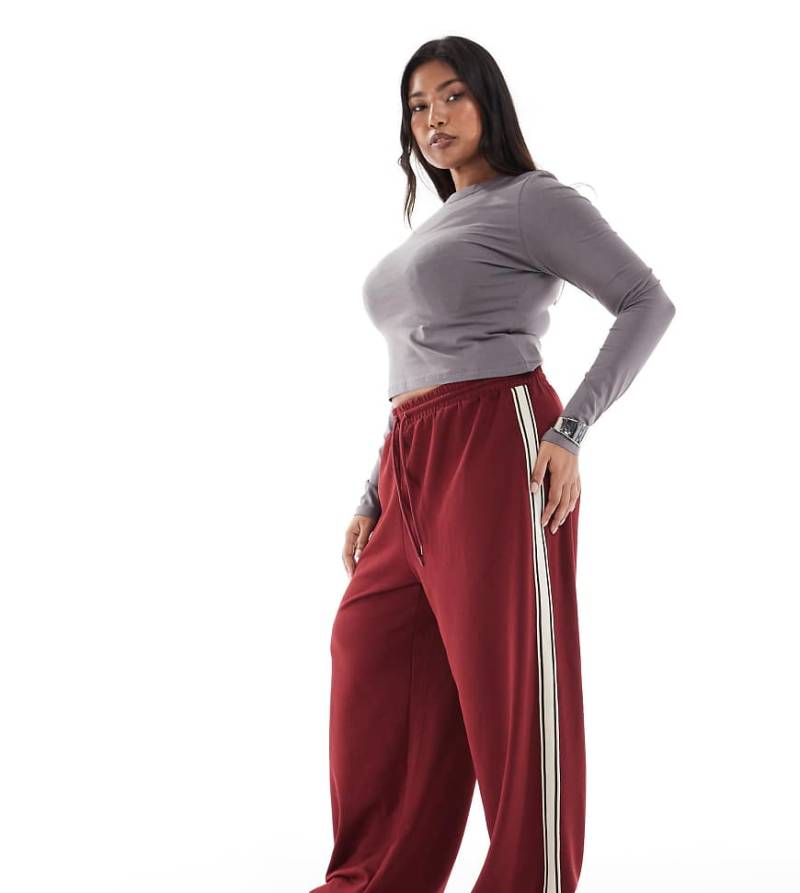 ONLY Curve - Weit geschnittene Hose in Burgunderrot mit farblich abgesetzter Bahn von ONLY Curve