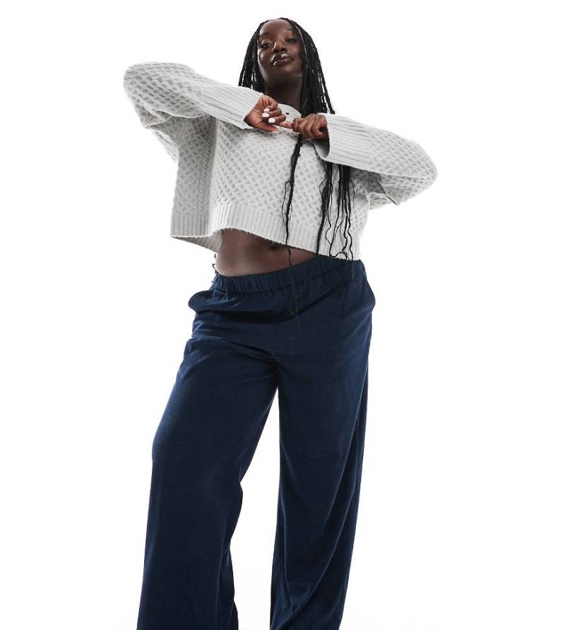 ONLY Curve - Weit geschnittene Schlupfhose aus Cord in Marineblau von ONLY Curve