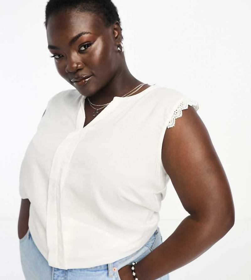 Only Curve - Bluse in Weiß mit V-Ausschnitt und gehäkeltem Besatz von ONLY Curve