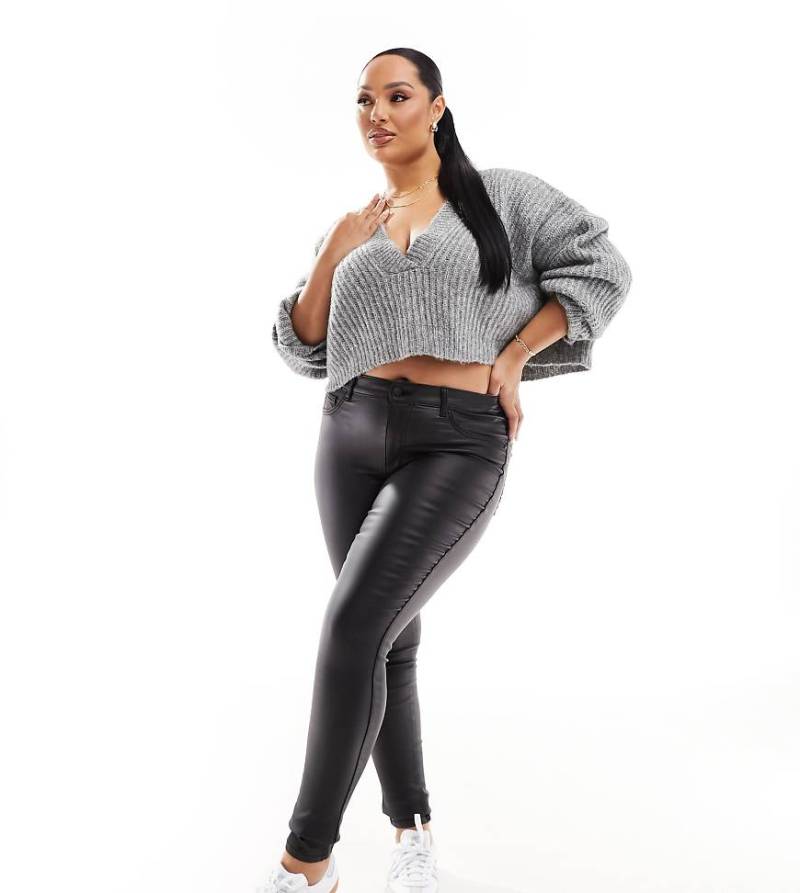 Only Curve - Eng geschnittene, beschichtete Jeans in Schwarz von ONLY Curve