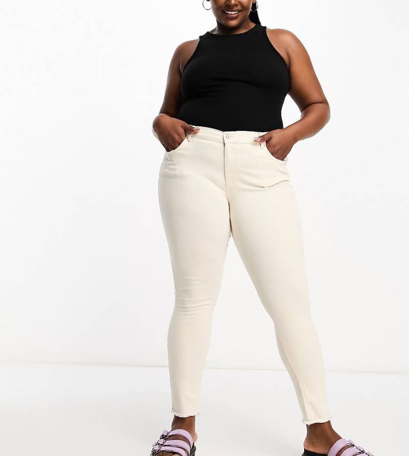 Only Curve - Eng geschnittene Jeans in Ecru-Weiß von ONLY Curve