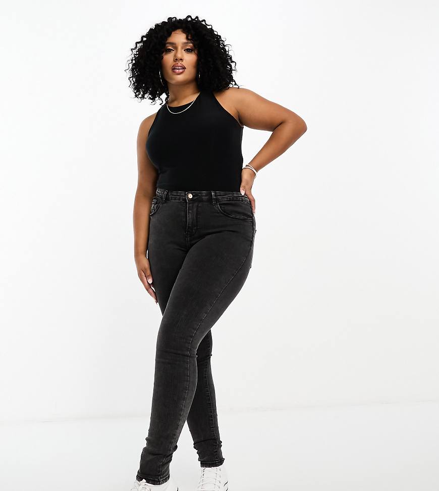 Only Curve - Eng geschnittene Jeans in schwarzer Acid-Waschung von ONLY Curve