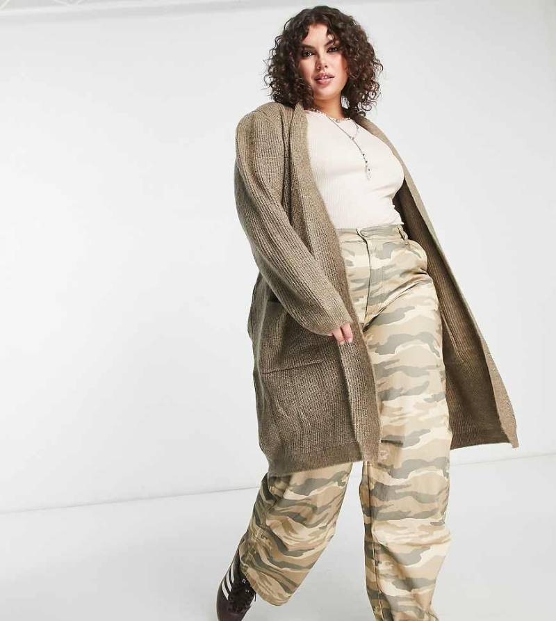 Only Curve - Lang geschnittene Strickjacke in Braun von ONLY Curve