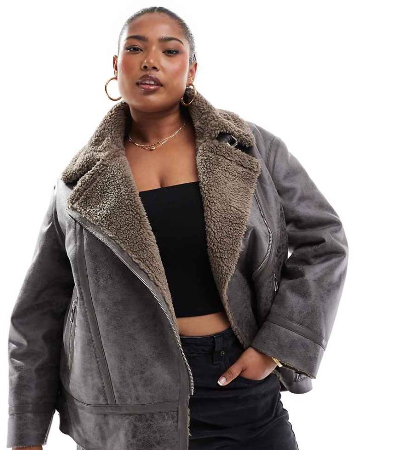 Only Curve - Pilotenjacke aus Teddyfell in Braun von ONLY Curve